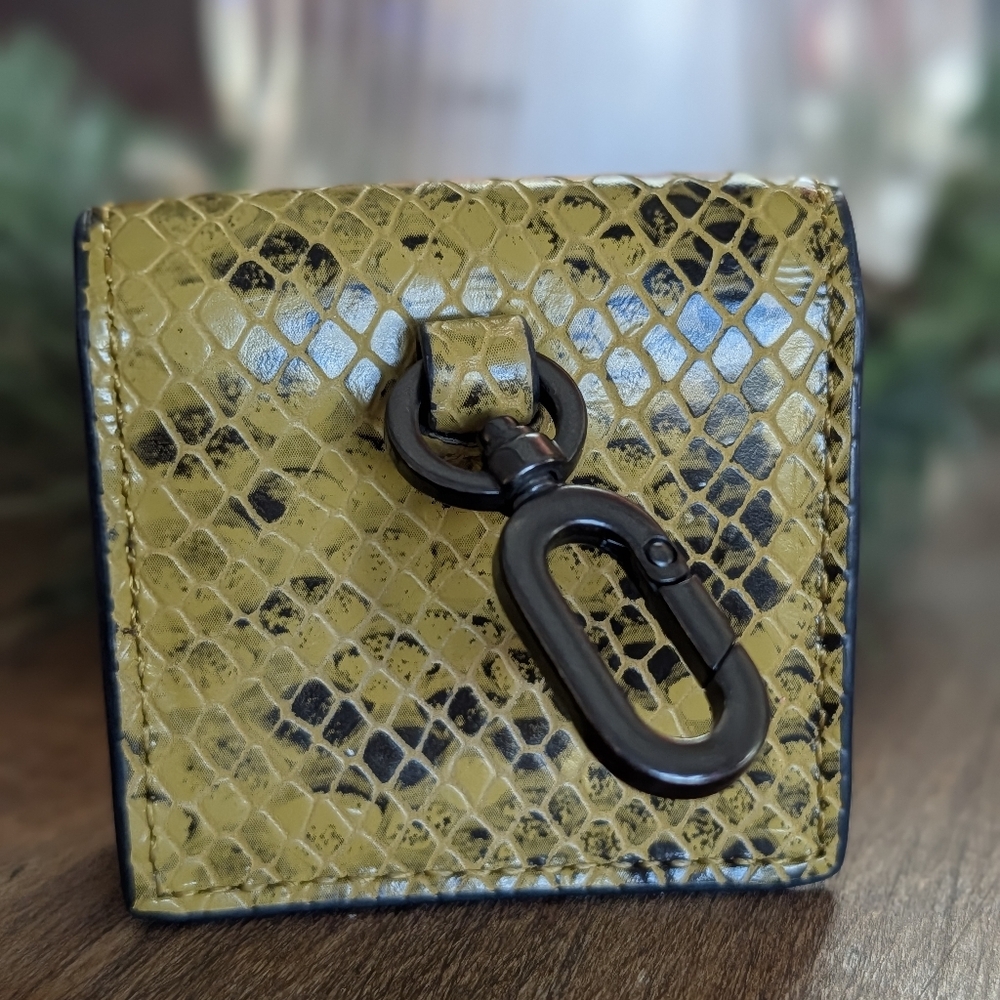 Liebskind Berlin Airpods / Pixelbuds Case - Picture 3 of 4